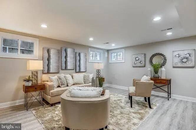 Building Photo - 724 Oneida Pl NW