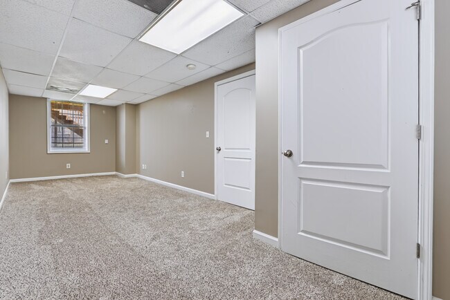 Building Photo - Flagstone Drive