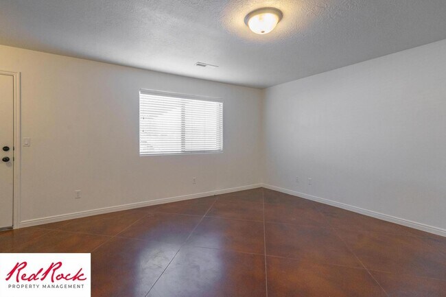 Building Photo - DOG-FRIENDLY 3 Bedroom Townhome with INTERNET INCLUDED!