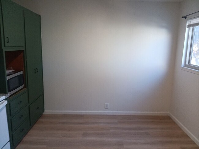 Building Photo - Charming 2-bedroom, 1-bathroom! Showings available NOW!
