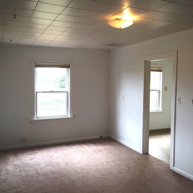 Building Photo - Country Charm Property North Vancouver!