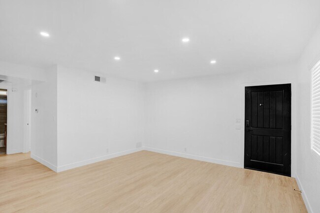 Building Photo - 126-126 S Marengo Ave