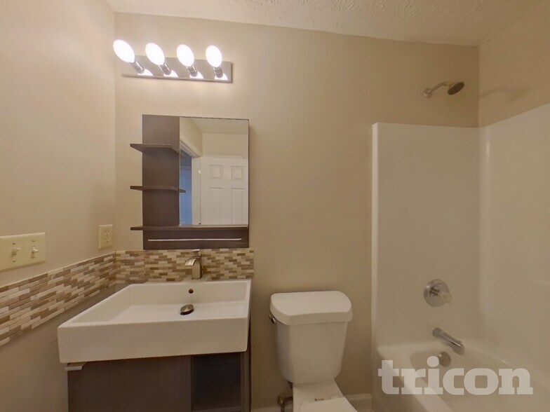 Building Photo - 12513 Lakeside Pkwy