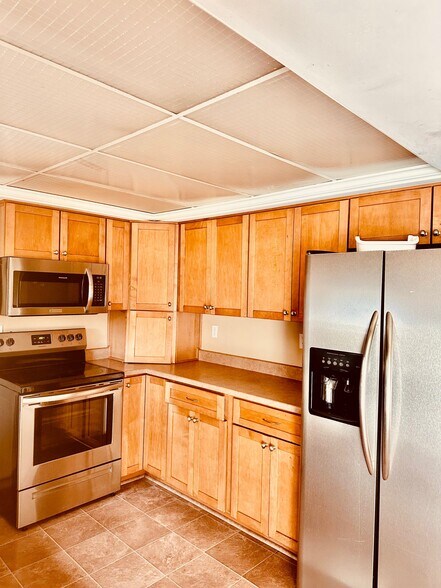 Building Photo - 5876 Coachmont Dr