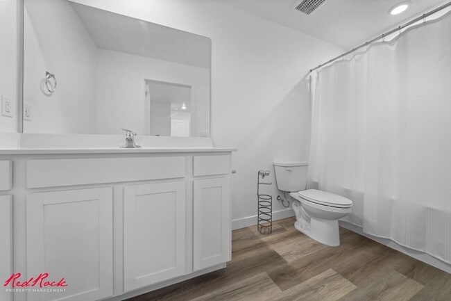 Building Photo - Beautiful 3 Bed Townhome with Amazing Amenities! 6 Month Lease