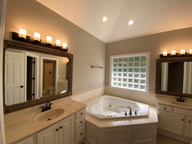 Building Photo - 5665 Stone Lake Dr
