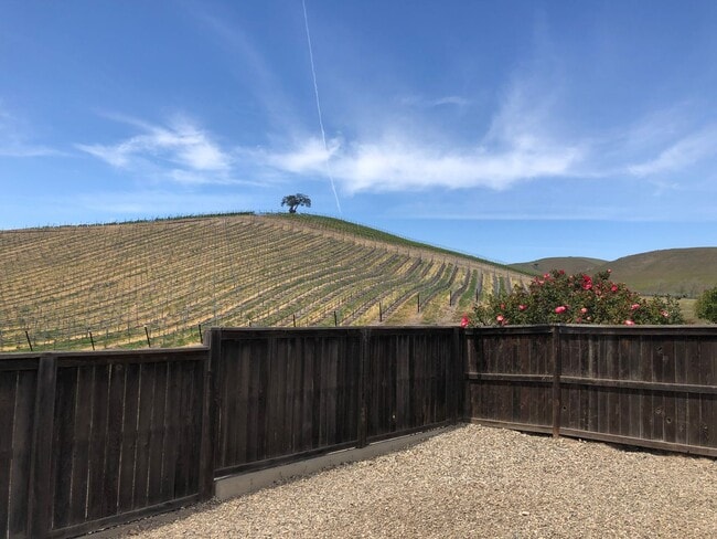 Building Photo - Available Now! 3 Bedroom 2 Bath Spacious H...