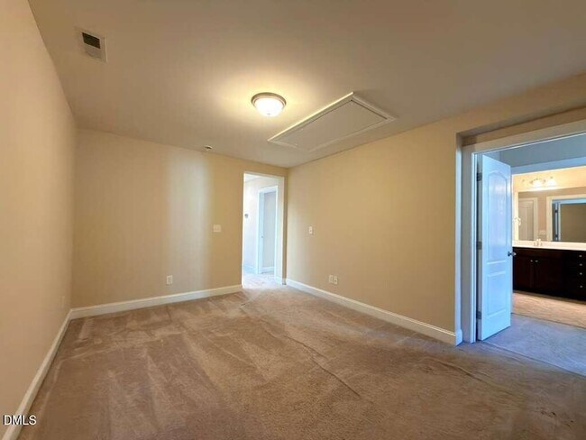 Building Photo - 305 Alamosa Pl