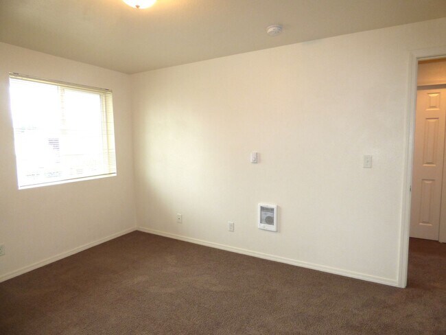 Building Photo - Rent Special: FREE June's Rent - 2 Bedroom 1 Bath Unit NE Salem!