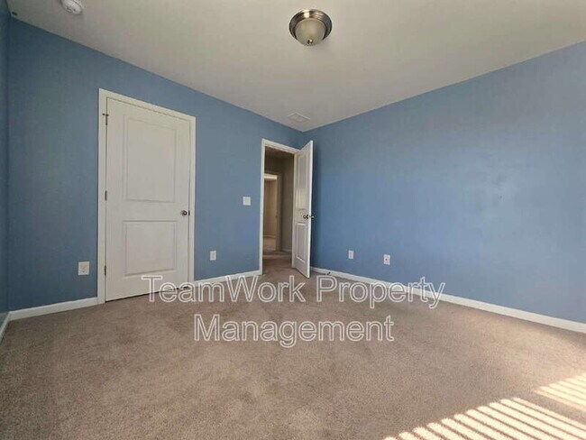 Building Photo - 454 Zenith Blvd