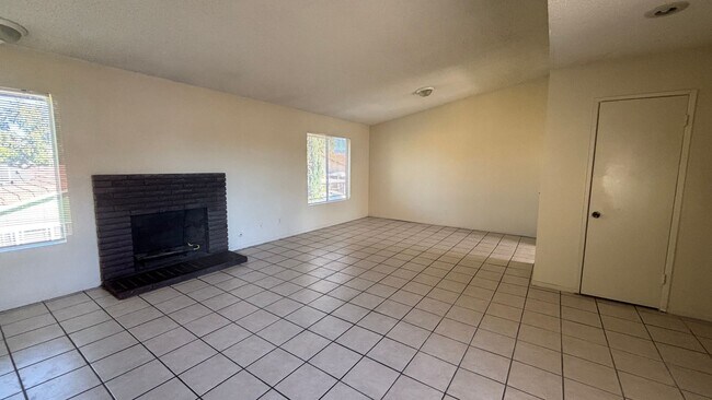 Building Photo - Two Bedroom, Two Bathroom Duplex in Centra...