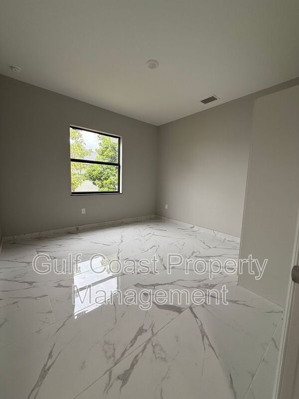 Building Photo - 1726 NE 13th St