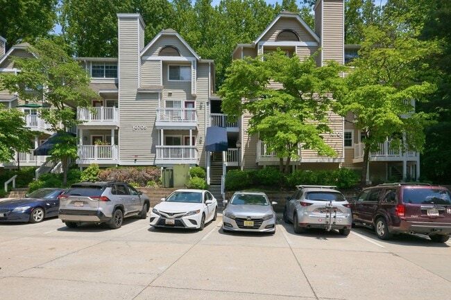Building Photo - Stylish Two-Level Condo in Gables of Tuckerman Near Pike & Rose!