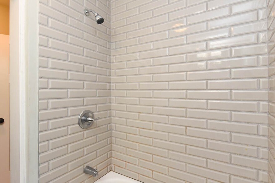 Building Photo - 553 W Arlington Pl