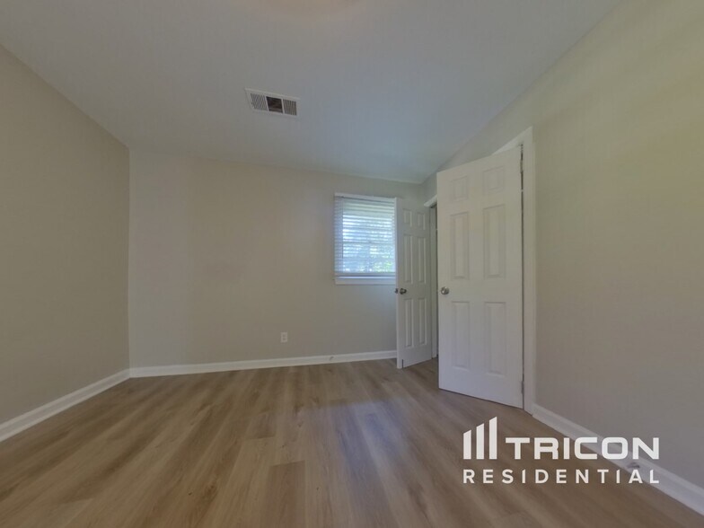 Building Photo - 4142 Pine Valley Dr