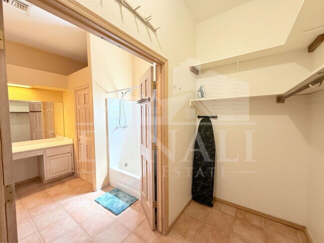 Building Photo - 1221 E Cholla St