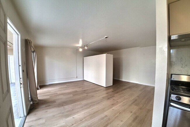 Building Photo - 1907 Greenwich St