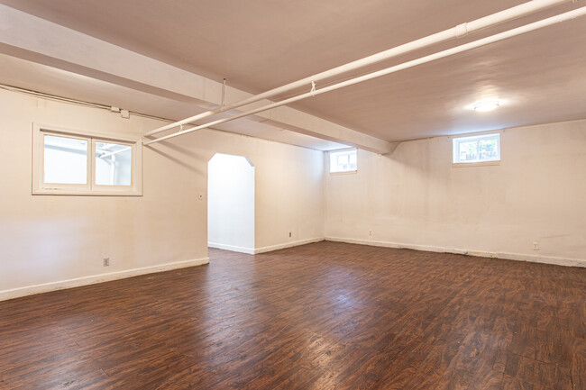 Building Photo - 88-14 65th Dr