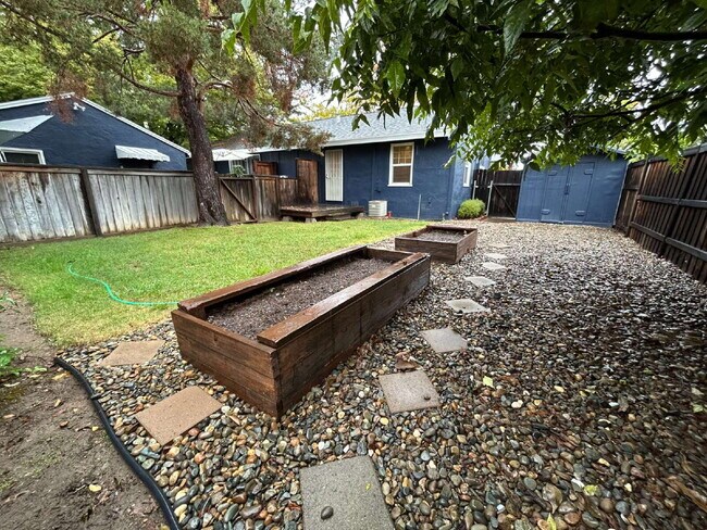 Building Photo - Cute 2 bedroom 1 bath in Tahoe Park Sacram...