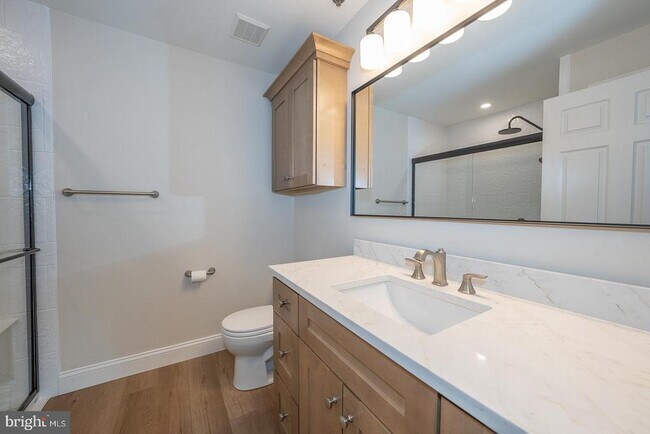 Building Photo - 335 Paoli Pointe Dr