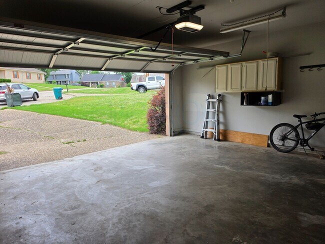 Building Photo - Great 3BR 2BA Find in Pleasant Tree Neighborhood!