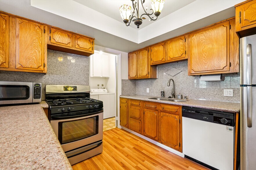 Building Photo - 1037 N Vista St