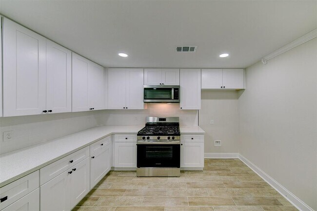 Building Photo - 8826 Robindell Dr