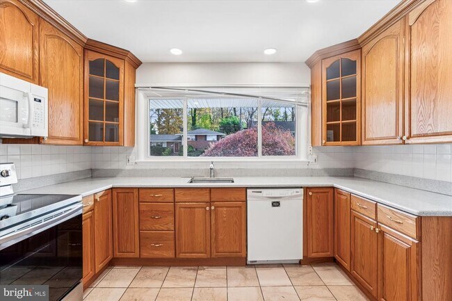 Building Photo - 5813 Midhill St