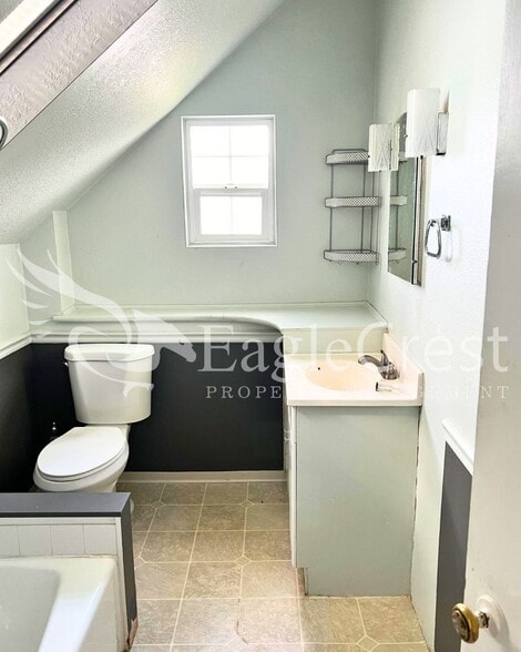 Building Photo - Charming 3BR Home with Spacious Yard & Bonus Living Space