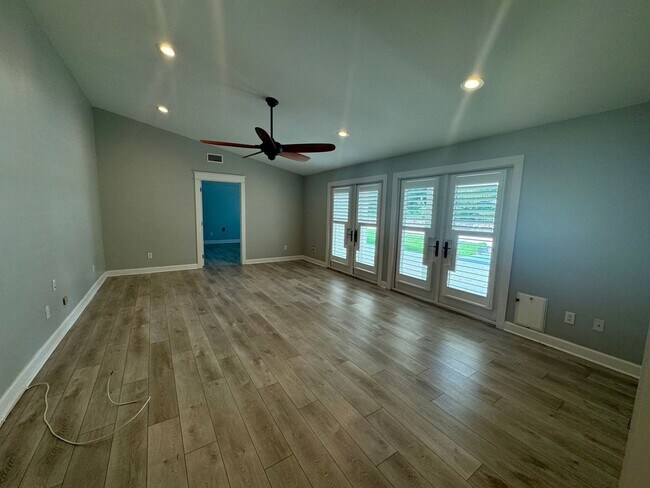 Building Photo - Gulf Breeze Proper - 5 bedroom, 3.5 bathro...