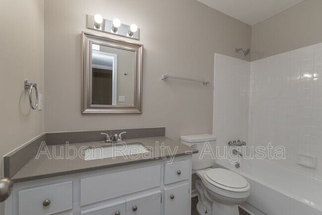 Building Photo - 1546 Hamilton Dr
