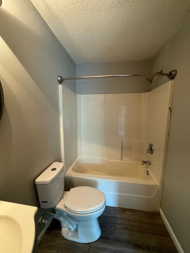 Building Photo - Renovated Townhome in Live Oak.  Available mid January.