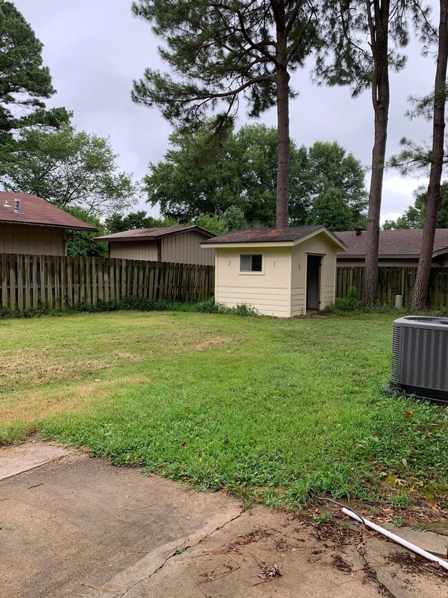 Building Photo - 3 Bed 2 Bath/2 Car Garage and Fenced in Yard!