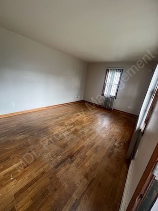 Building Photo - Come make this house your home!