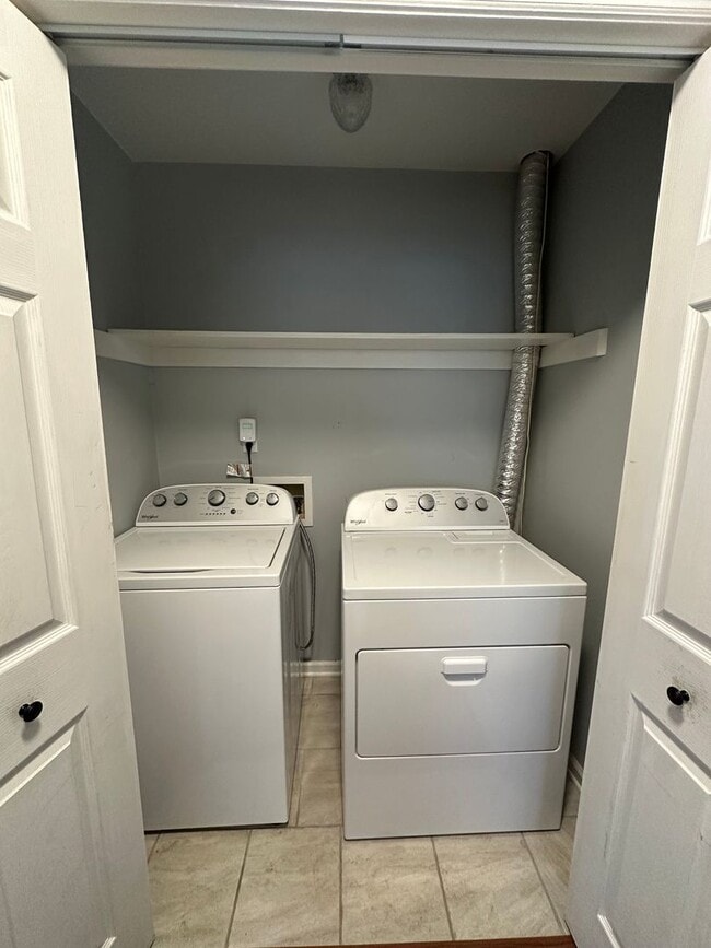 Building Photo - 3 Bedroom, 2 bathroom house on the Eastside, move-in ready