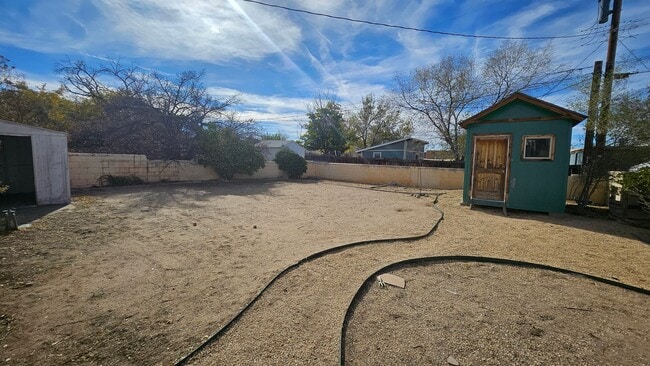 Building Photo - SE Cute 2 Bedroom 1 Bath Home.