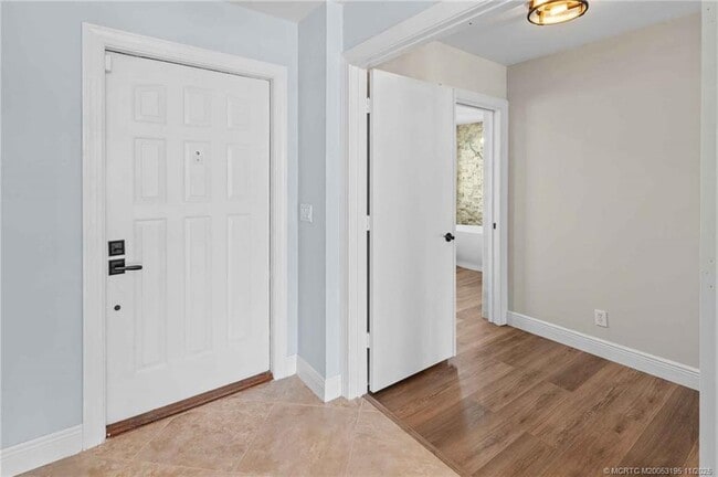 Building Photo - 2385 SW Creekside Dr