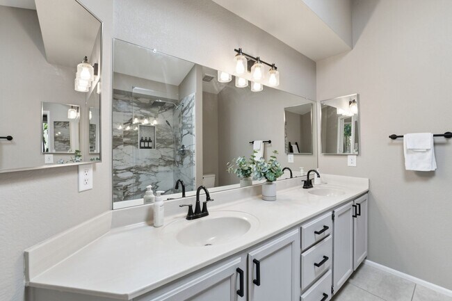 Building Photo - Move-in-ready home available furnished or unfurnished to suit your lifestyle!!