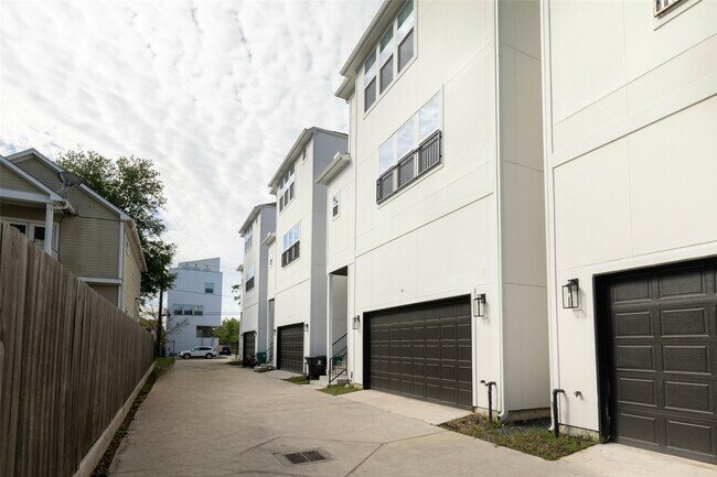 Building Photo - 1421 W 23rd St