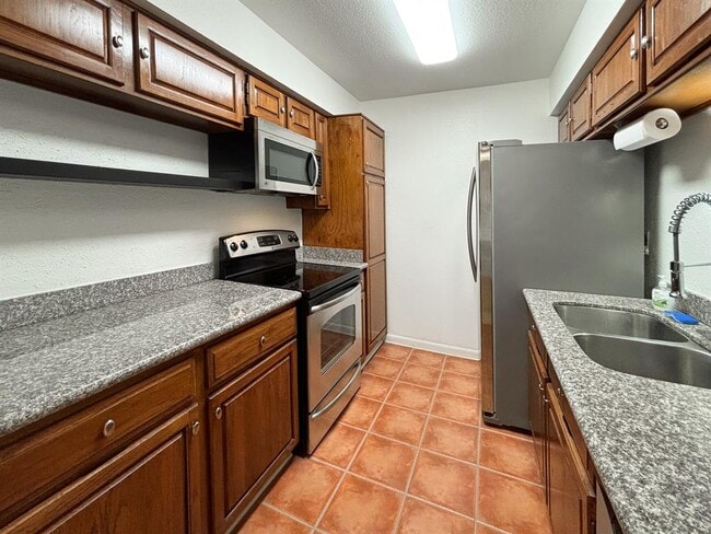 Building Photo - 1860 White Oak Dr