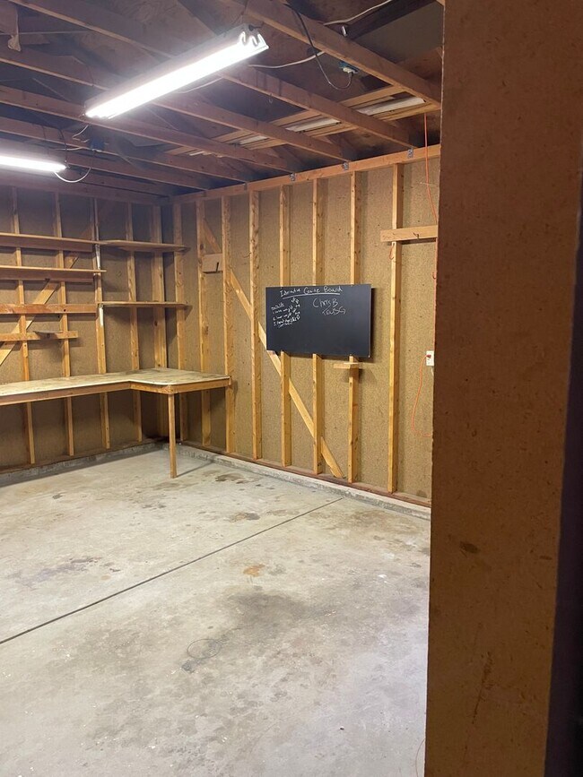 Building Photo - 2143 Ryeland Ln