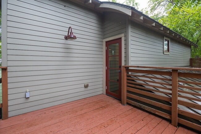 Building Photo - Bouldin Creek Neighborhood - Prime Location - 3/2.5!