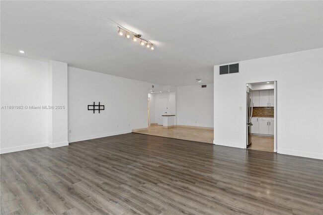 Building Photo - 4925 Collins Ave