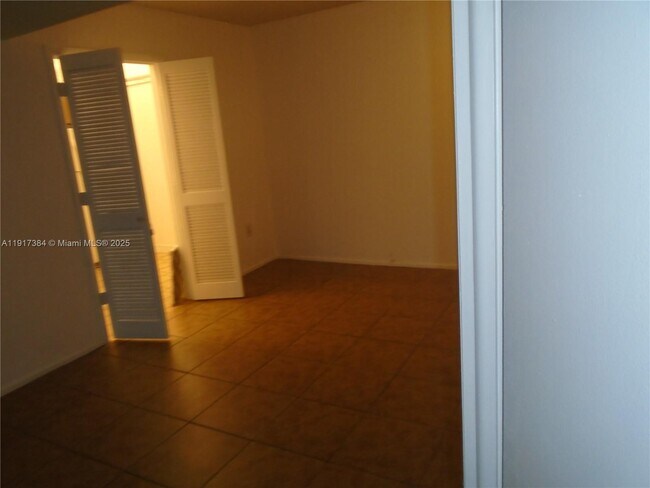 Building Photo - 4174 Inverrary Dr