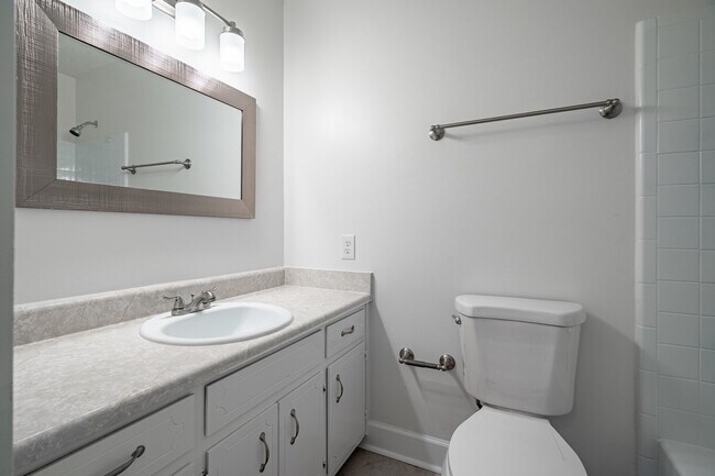 Building Photo - Stunningly renovated 4 bedroom 3 bathroom ...