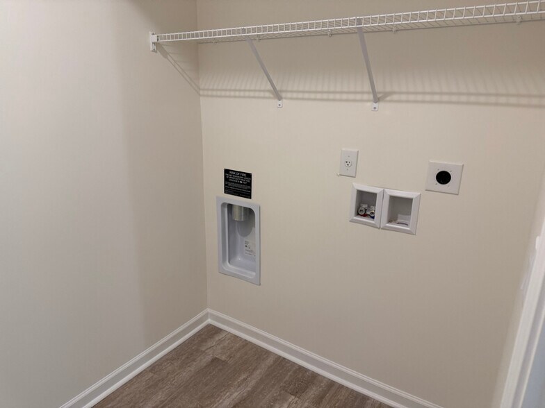 Building Photo - 180 Tanasqui Dr