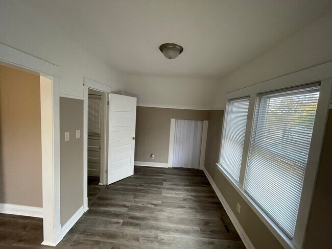 Main Bedroom 03 - 5434 N Lotus Ave