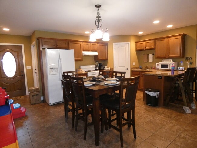 Building Photo - 627 N Edgemere Dr
