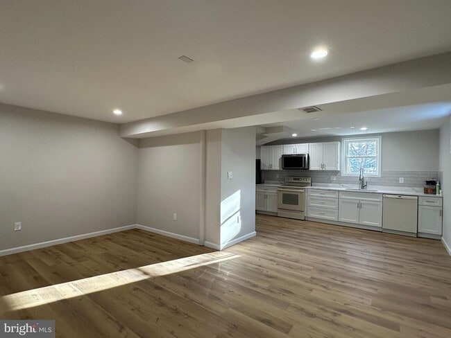 Building Photo - 6731 Crest Pl