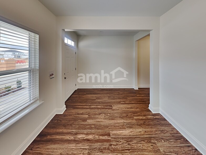 Building Photo - 1353 Lomond Dr